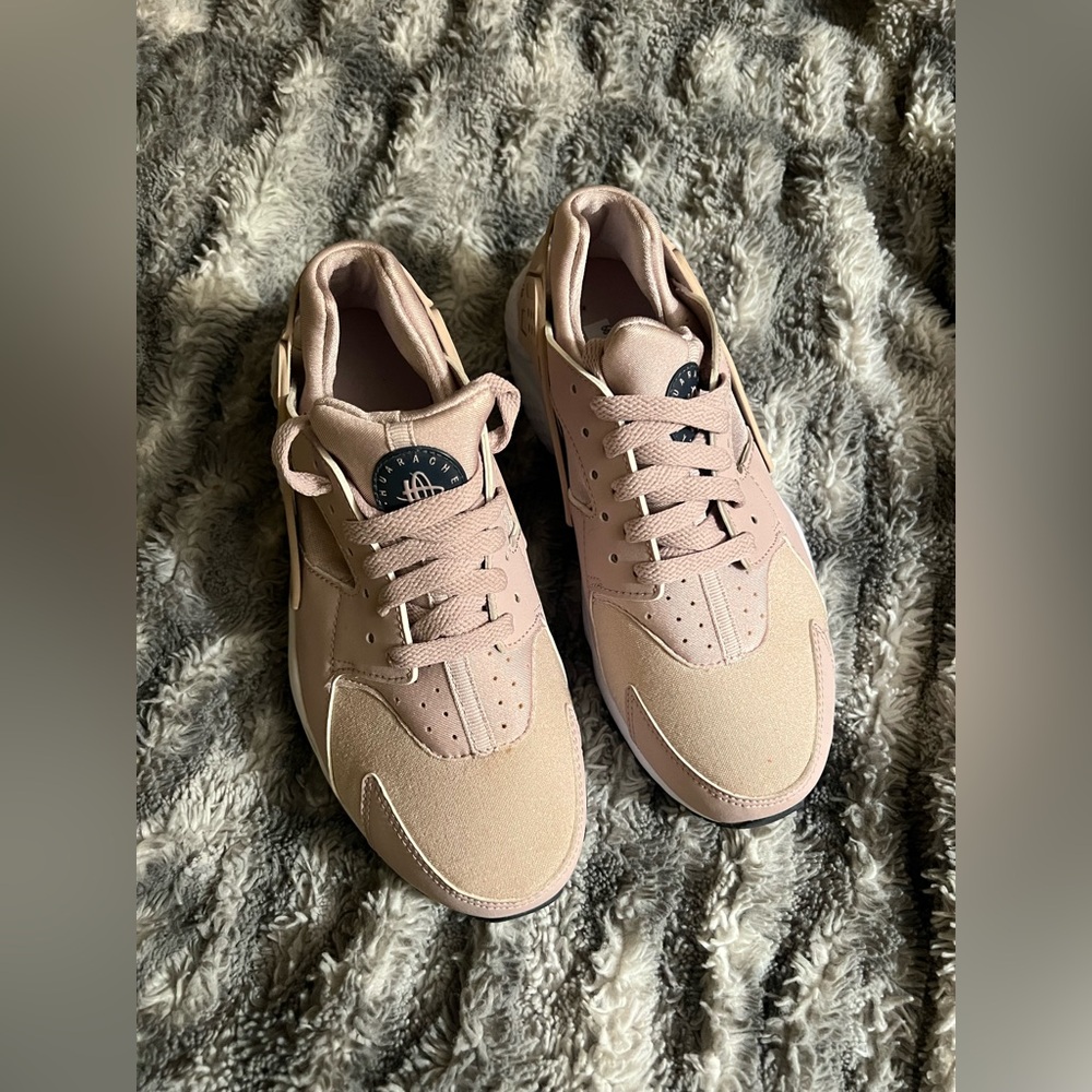Nike: Womens Air Huarache Run (Particle Rose) GS